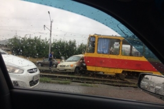 В выходные в Барнауле столкнулись трамвай и авто