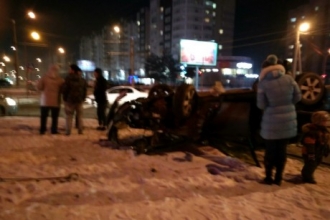 На перекрестке в Барнауле перевернулся автомобиль