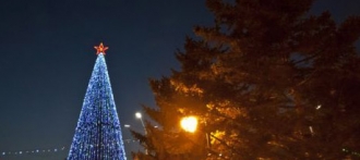 Новогодняя елка с площади Сахарова переезжает на площадь Свободы