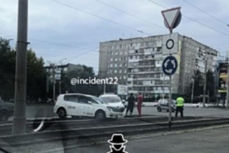 Такси вылетело на трамвайные пути в Барнауле