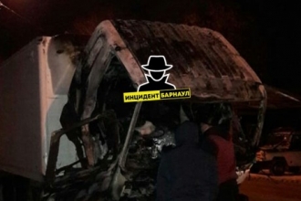 В Барнауле горел грузовик 