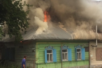 В центре Барнаула горит частный дом 