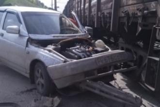 В Алтайском крае женщина врезалась в поезд и скрылась 