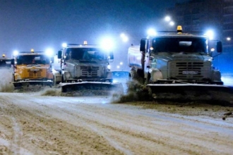 Из-за снегопада дорожники в Барнауле работают в две смены