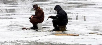 Замерзшие рыбаки на необитаемом острове в Алтае