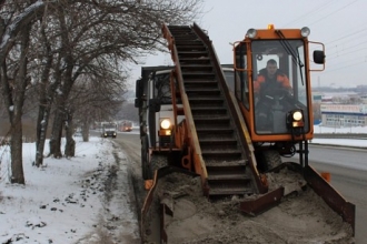 Около ста машин очищает Барнаул от снега