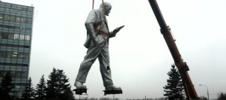 Пикет коммунистов в воскресенье против сноса памятника Ленину на площади Октября 