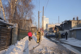 В центре Барнаула полностью сгорел двухэтажный дом 