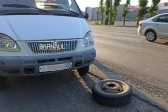В Барнауле колесо от ГАЗЕЛи едва не убило женщину