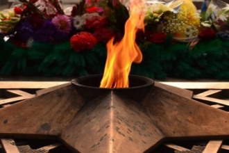 Студент поджег траурные венки, положив их на звезду «Вечного огня»