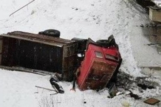 В Алтайском селе грузовик слетел с моста
