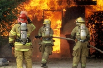 25 пожарных тушили возгорание в жилом доме в Барнауле