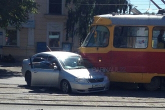В центре Барнаула столкнулись легковушка и трамвай