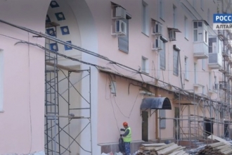 Фасады 22 многоэтажек отремонтировали на красных линиях в Барнауле