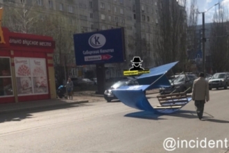 В Барнауле ветер перевернул торговый павильон 