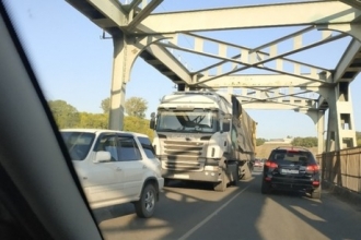 Обнародована причина многокилометровой пробки на Старом мосту в Барнауле