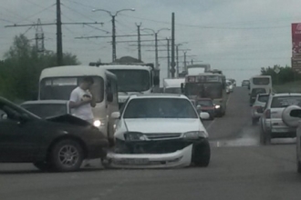На улице Попова в Барнауле из-за ДТП образовалась пробка