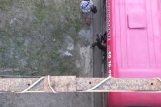 В Барнауле в общественном транспорте зажало человека в дверях 