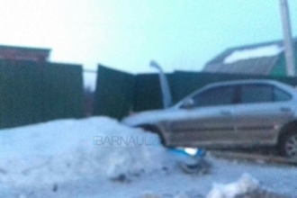 В Барнауле водитель врезался в забор и дорожный знак