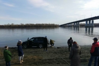На берегу Оби в Барнауле застрял внедорожник