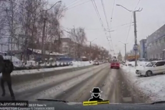 Появилось видео, где видно. как автомобиль наехал на пешехода в Барнауле