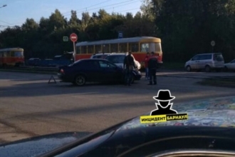 В Барнауле на трамвайном переезде столкнулись автомобили