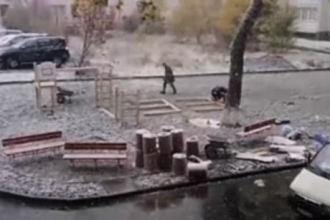 Детскую площадку начали строить в Барнауле с первым снегом