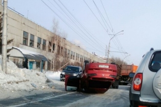 В Барнауле иномарка столкнулась с автобусом