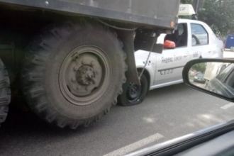 В Барнауле машина такси попала под грузовик