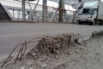 Неизвестные отремонтировали ямы на старом мосту в Барнауле