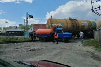 Автоцистерна и железнодорожный состав столкнулись в Барнауле