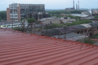 Во время ливня в Барнауле с крыши Барнаула сорвались 3 мужчин