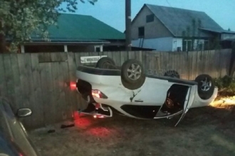 В Барнауле водитель перевернул автомобиль и убежал с места ДТП