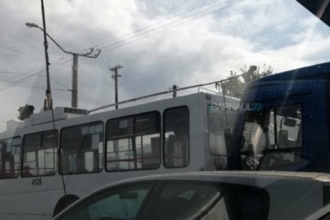 В Барнауле столкнулись автобус и троллейбус