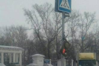 В центре Барнаула отвалился светофор