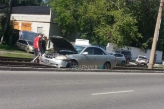 В Барнауле автомобиль оказался на рельсах трамваев