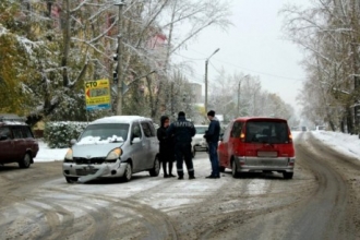 Сотни жителей Барнаула опоздали вчера на работу в связи с погодными условиями