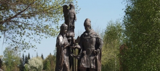 Срезанный крест памятника святым Петру и Февронье на Алтае