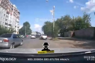 Опубликовано видео ДТП с участием трех автомобилей в Барнауле