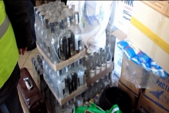 В Рубцовске открыто торговали контрафактным алкоголем