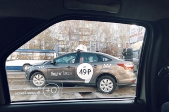 В Барнауле в результате ДТП авто вынесло на рельсы