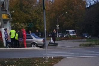 В Барнауле с дороги съехал автомобиль