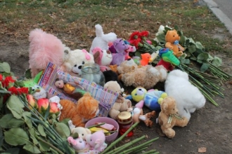 Барнаульцы приносят цветы и игрушки к месту страшной аварии