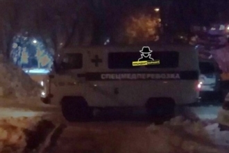 В Барнауле очевидцы нашли труп под окнами дома