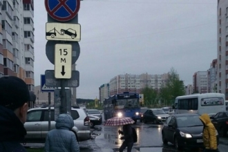 В Барнауле в дорожную яму провалился автобус