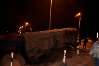 Ночью в Алтайском крае перевернулся грузовик с зерном
