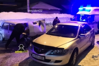 В ночной аварии в Барнауле пострадали 4 человека