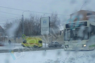 В центре Барнаула легковушка сбила человека и попала под автобус