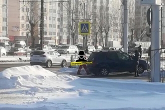 Автомобиль откинуло на зебру в Барнауле 