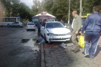 В Барнауле машина протаранила палатку с фруктами
